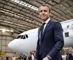 11 décembre. Emmanuel Macron se rend chez Airbus pour célébrer l'industrie aéronautique et les deux ans de France 2030. Attention, ceci n'est pas une photo du chef de l'État : aucun autre cliché que ceux, officiels, du pool de l'Élysée n'ont pu être pris. Faute de ne pouvoir dépasser l'estrade qui le séparait de cette visite présidentielle, notre photographe Remy Gabalda a demandé à l'intelligence artificielle d'imaginer le cliché qu'il aurait pu prendre. Le résultat n'est ni très heureux, ni très fidèle. Mais il a le mérite de poser la question : à force de maîtriser son image, ne finit-on pas par rater la photo ?