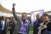 Echarpe du TFC autour du cou, Fabrice Brégier directeur exécutif d'Airbus a donné le coup d'envoi du match TFC-PSG . 