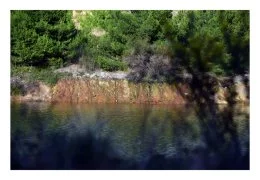 Les eaux de pluie traversent des tonnes de résidu minier déposé ici sous forme de talus puis de colline puis de montagne. On trouve ses résidus sous forme de roches concassées, malaxées, broyées mais surtout chargées d'arsenic et de cyanure et d'autre métaux lourd dans de grande quantité. Après avoir traversé cet amas ferreux, les eaux vont s'écouler dans des bassins de décantation Les bassins de l'Artus,(photo). Ses eaux sont ensuite recueillies dans une station de traitement située sur la rivière Orbiel. L'arsenic y est précipité à la chaux, les eaux résiduelles, qui contiennent encore de l'arsenic, étant ensuite acheminés dans une lagune d'infiltration, où elles diffusent lentement dans la rivière de manière à diluer la pollution.