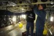 Des compagnons travaillent sur le plafond du pont d'un A380.