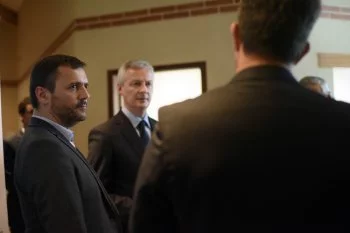 Dans le cadre des « rencontres du Gouvernement », le ministre Bruno Le Maire (au centre), a visité le site de production de Nataïs, à Bézéril, jeudi 17 mai 