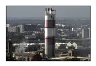 Quelques mois avant l'explosion de l'usine AZF, la cheminée du site défie le ciel toulousain. Elle est le symbole de la chimie sur la ville rose.