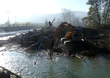 Suite aux inondations, 200 tonnes de débris au milieu de la Garonne