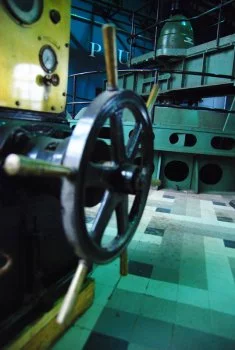 La salle des machines hydrauliques servant à la production d'énergie électrique.