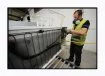 Société Envoi : un technicien traite le recyclage d'un réfrigérateur, démonte le moteur et récupère le fréon. 