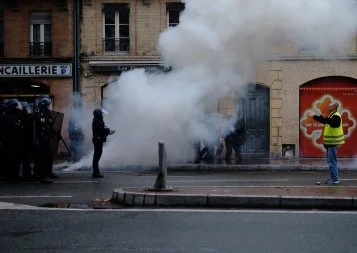 Fumée grise pour gilets jaunes