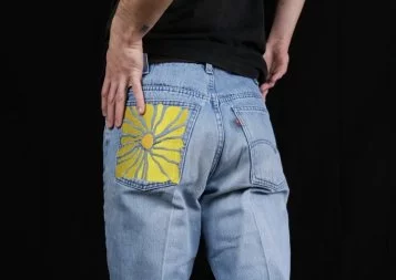 A Montpellier, Esteban customise vos jeans pour avoir une pièce unique