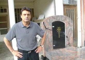 Portrait : Escourbiac, marbrier funéraire de père en fils