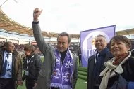 Echarpe du TFC autour du cou, Fabrice Brégier directeur exécutif d'Airbus a donné le coup d'envoi du match TFC-PSG . 