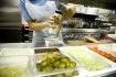 Trois fois par semaine ce restaurant reçoit des produits frais des tomates, des concombres, des oignons, fromages.