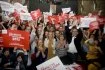 A l'annonce des résultats, l'émotion était palpable, certains avaient une rose à la main, d'autres se serraient dans leurs bras, pleuraient ou chantaient la Marseillaise. 
