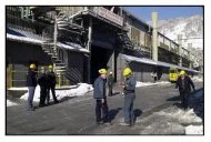 Février 2003 : à l'entrée de la pyrolyse, les ouvriers discutent de l'avenir de Pechiney