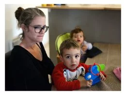 Marlène Simonet et ses enfants chez elle à Conques sur Orbiel. Quelques jours après les inondations elle se porte volontaire pour nettoyer la boue de la cour de l'école de son enfant. Ce jour-là elle ne connait pas les problèmes liés a la pollution. Enceinte, elle va nettoyer les boues toute la journée sans la moindre protection. Trente-huit enfants de l'Aude présentent un taux d'arsenic dans leur corps supérieur à la moyenne, chiffre confirmé par L'agence régionale de santé (ARS) du département. Dans la région, élus et associations accusent la mine d'or de Salsigne d'être responsable de cette pollution, charriée par les inondations d'octobre dernier.