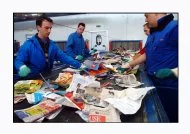 9Au centre de Tri de Toulouse, des techniciens trient inlassablement des papiers et autres déchets.
