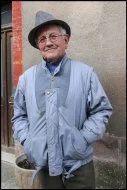Auguste, 81 ans, est courtier depuis l'âge de 22 ans. Il travaille pour une maison de Cahors, spécialisée dans le négoce de la truffe. Pour cet ancien agriculteur, le marché de Lalbenque n'est plus ce qu'il était. Dans les années 60 et 70, on voyait des truffes comme des mandarines. Jusqu'à 4 tonnes se vendaient chaque semaine ! Cette année est médiocre, il y a très peu de marchandises. C'est de pire en pire ! »