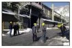 Février 2003 : à l'entrée de la pyrolyse, les ouvriers discutent de l'avenir de Pechiney