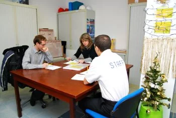 Des membres de la « Team Exirys » du Bazacle lors d'une réunion dans ses locaux. Une fois par semaine, l'équipe fait le point sur l'activité du site, les visites à venir, les évènements et le planning du Bazacle.