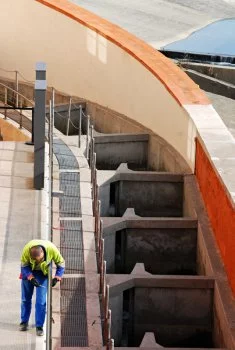 Finition des rambardes de sécurité de la terrasse surplombant la passe à poisson du Bazacle.