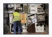 Société Envi à Toulouse : un homme charge un conteneur de diverses machines