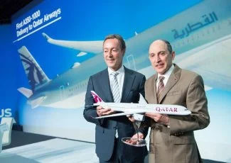 Pour son dernier jour à Airbus, Fabrice Brégier livre le premier A350-1000 à Qatar Airways