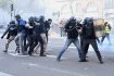  23 mars. Réforme des retraites : Acte 9. Le gouvernement est passé en force par 49.3 et les militants laissent éclater leur colère. Au lendemain de l'intervention télévisée du président de la République, le cortège toulousain, démarré dans une ambiance bon enfant, tourne court. Des heurts éclatent entre Jeanne d'Arc et Jean Jaurès, plusieurs coupures d'électricité sont signalées dans différents quartiers de la ville. Le maire de Toulouse Jean-Luc Moudenc annoncera sa décision de porter plainte.