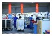 Des techniciens d'ATR échangent avec des élèves de l'école d'Airbus sur la chaîne d'assemblage ATR à Toulouse.