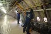 Des compagnons travaillent sur le fuselage d'un A380.