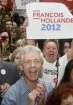 A l'annonce du nom de François Hollande, les partisans ont exulté de joie, applaudissant, lançant des cris de victoire, arborant des drapeaux et des pancartes. 