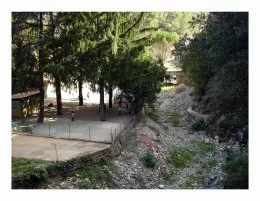 Des enfants jouent dans la cour de l'école du village de Lastours juste à coté de la rivière du Grésillou qui fut en crue en octobre 2018 et qui a drainé des métaux lourd comme Larsenic et bien d'autre. Ces métaux lourds arrivaient directement de la verse de Narteau ou des stériles furent déposés entre 1923 et 1936 lourdement chargés en arsenic (120 tonnes au total)