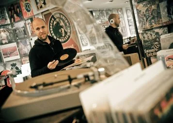 Toulouse. Cédric Barbe fait tourner les galettes noires