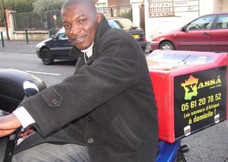 Un fast-food aux couleurs de l'Afrique en pleine ville rose