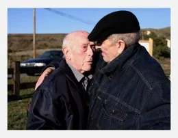 Les deux doyens des mineurs de salsigne : Jean Przybyla (à gauche) et Lachmi Aitouet s'étreignent lors de l'inauguration du mémorial de la mine le samedi 21 septembre 2019. Sur le site de l'ancienne stèle, ce Mémorial est dédié à tous les mineurs et métallos de la Montagne Noire de la 1ère mine d'or d'Europe.