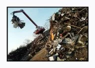 Entreprise Nadal à Toulouse : une grue traite des montagnes de métal