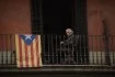 Comme de nombreux habitants de Barcelone, cet homme a accroché le drapeau indépendantiste à son balcon.