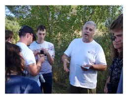 Au bord des bassins de récupération de l'Artus, le Président de l'association « Les Gratte-Papiers », François Espuche, explique à un groupe de jeunes étudiants les problématiques liées aux dégâts engendrés par la pollution minière.