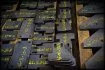 Platines oxycoupées en cours de repérage et avant assemblage par soudure.
