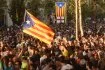 Suite à la grève générale de mardi et la manifestation dans les rues de Barcelone, le roi Felipe VI s'est exprimé à la télévision. Il a condamné le comportement des autorités catalanes en affirmant qu'elle s'étaient placées « en marge de la démocratie et de l'État de droit espagnol »
