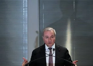 Le maire de Toulouse fait sa rentrée politique sur fond de crise nationale