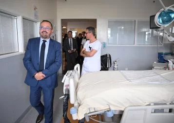 CHU de Rangueil : le ministre de la Santé au chevet d'un patient de 50 ans