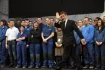 Le président salue les compagnons d'Airbus.