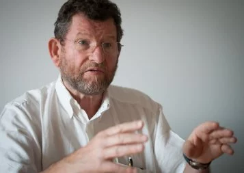 Michel Godet : « On travaille moins pour gagner moins, au lieu de travailler plus pour gagner tous »
