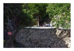 Des enfants jouent dans la cour de l'école du village de Lastours juste à coté de la rivière du Grésillou qui fut en crue en octobre 2018 et qui a drainé des métaux lourd comme Larsenic et bien d'autre. Ces métaux lourds arrivaient directement de la verse de Narteau ou des stériles furent déposés entre 1923 et 1936 lourdement chargés en arsenic (120 tonnes au total)