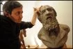 Sébastien Langloÿs, artiste sculpteur, dans son atelier de création de bustes d'après photos, rue des Polinaires à Toulouse
