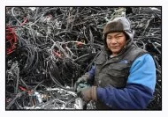 Un technicien de la plate-forme Fournié dénude à longueur de journée des fils électriques pour récupérer l'aluminium