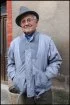Auguste, 81 ans, est courtier depuis l'âge de 22 ans. Il travaille pour une maison de Cahors, spécialisée dans le négoce de la truffe. Pour cet ancien agriculteur, le marché de Lalbenque n'est plus ce qu'il était. Dans les années 60 et 70, on voyait des truffes comme des mandarines. Jusqu'à 4 tonnes se vendaient chaque semaine ! Cette année est médiocre, il y a très peu de marchandises. C'est de pire en pire ! »