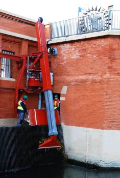 Le dégrilleur retire les feuilles et algues susceptibles de bloquer l'eau -qui alimente les turbines génèrant l'électricité- lors de son passage dans les grilles. Une fois par semaine environ EDF fait appel à l'entreprise ASAUR pour son savoir faire particulier en matière d'eau et d'assainissement.