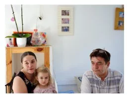 Cindy et Denis Morel vivent dans le village du Mas Cabardès en amont de la mine. Ils ont trois enfants, les deux grands ont un taux de créatine deux fois supérieur à la moyenne, et Léa dans les bras de Cindy a un taux de 29 d'arsenic dans le sang.. Cette situation leur a été décrite par le centre anti poison de Toulouse comme très sérieuse. Lorsque Denis et Cindy ont quitté leur région du Vaucluse pour acheter une maison dans la vallée, personne ne leur a parlé des problèmes de pollution, ni agent immobilier ni notaire ni personnalité locale. Aujourd'hui dans leur dernier message, ils me disent que suite au manque de considération des pouvoirs publics et pour protéger leurs enfants ils ont décidé de quitter la région.