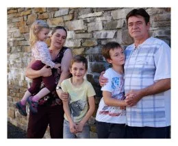 Cindy et Denis Morel vivent dans le village du Mas Cabardès en amont de la mine. Ils ont trois enfants, les deux grands Benoit (contre Denis) et Lucas (au centre) ont un taux de créatine deux fois supérieurs à la moyenne,Léa dans les bras de Cindy a un taux de 29 d'arsenic dans le sang.. Cette situation leur a été décrite par le centre anti poison de Toulouse comme très sérieuse. Lorsque Denis et Cindy ont quitté leur région du Vaucluse pour acheter une maison dans la vallée, personne ne leur a parlé des problèmes de pollution, ni agent immobilier ni notaire ni personnalité locale. Aujourd'hui dans leur dernier message, ils me disent que suite au manque de considération des pouvoirs publics et pour protéger leurs enfants ils ont décidé de quitter la région.