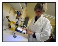 Jeannette Dexpert, en charge de la recherche sur les luminophores (poudres luminescentes des écrans cathodiques) au laboratoire CEMES de Toulouse. Elle travaille sur les poudres de métal collées aux écrans cathodiques. Mais elle est en attente de budget pour traiter le reste de cette matière...