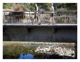 Comme chaque année à la période estivale une armada de touristes viennent découvrir la beauté des châteaux Cathares de Lastours. Mais attention ici le terrain est miné par les pollutions laissées par l'exploitation de la mine d'or et aux grosses inondations qui ont déplacé ses métaux lourds partout dans la vallée. A Lastours comme ailleurs aucun panneaux ne prévient du danger réel lié a cette pollution, au mépris des plus jeunes. 
